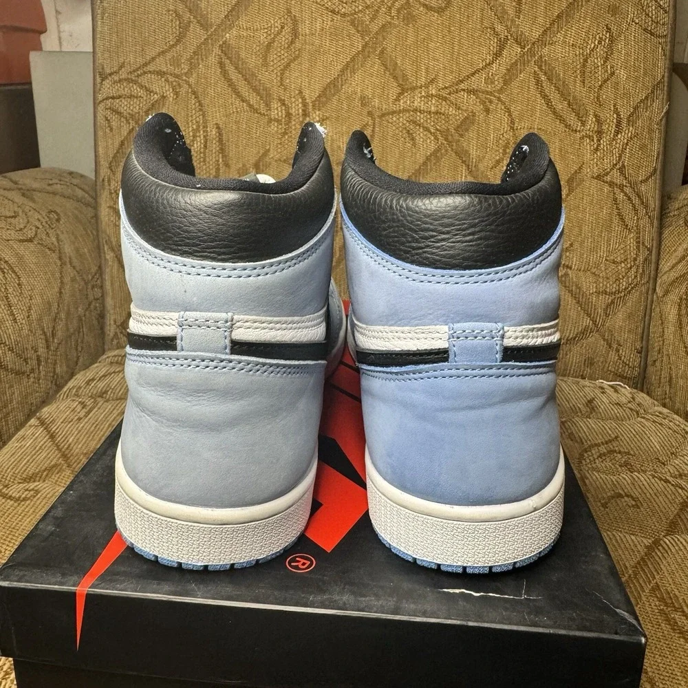 Jordan 1 High University Blue, Men's Size‎ 9.5 Left shoe faded
